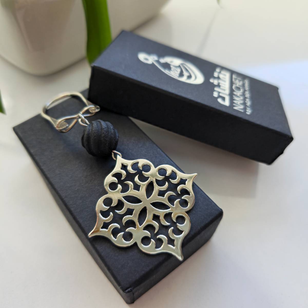 porte clés luxe avec boule Ambre noir une touche d'élégance